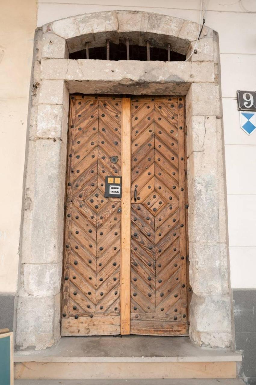 Apart Yaroslava Osmomysla 9 Square - City Center Leópolis Exterior foto
